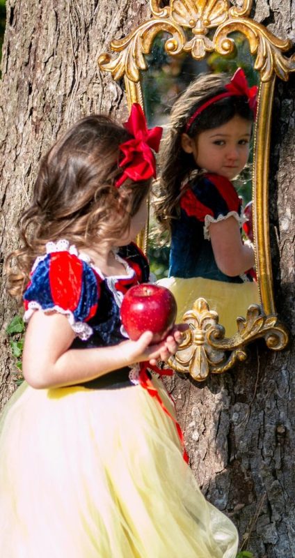 Criança com maçã da Branca de Neve Brincando