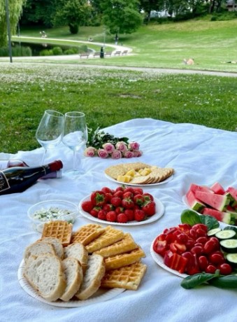 Piquenique Refrescante no campo com frutas e muito verde